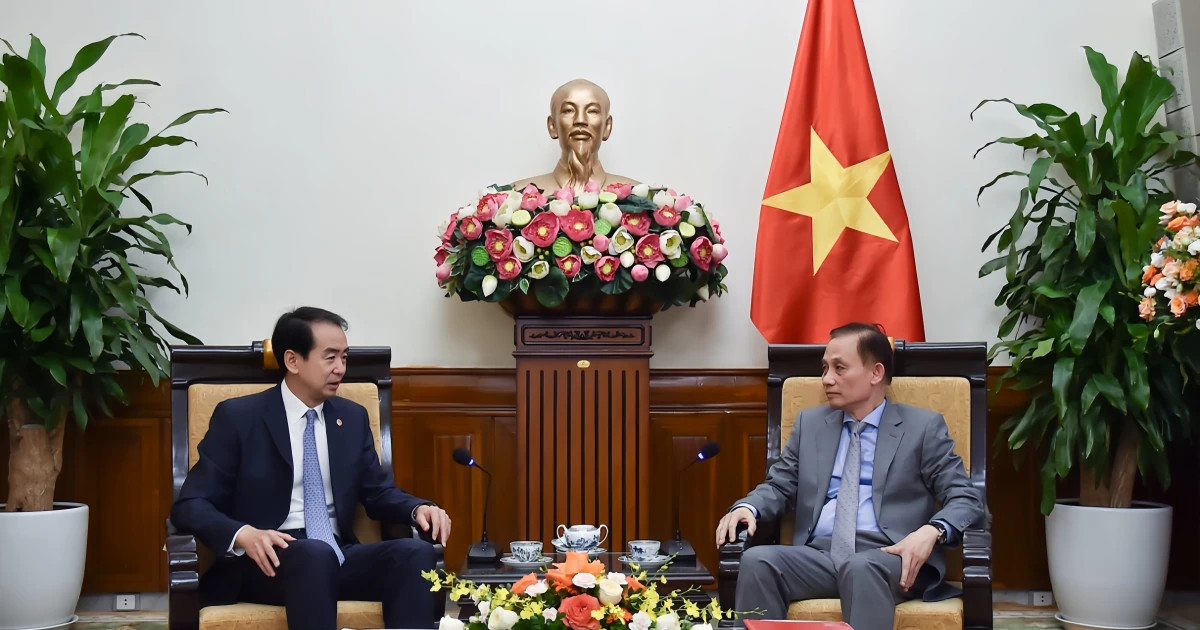 Acting Minister of Foreign Affairs receives Chinese Ambassador to Vietnam