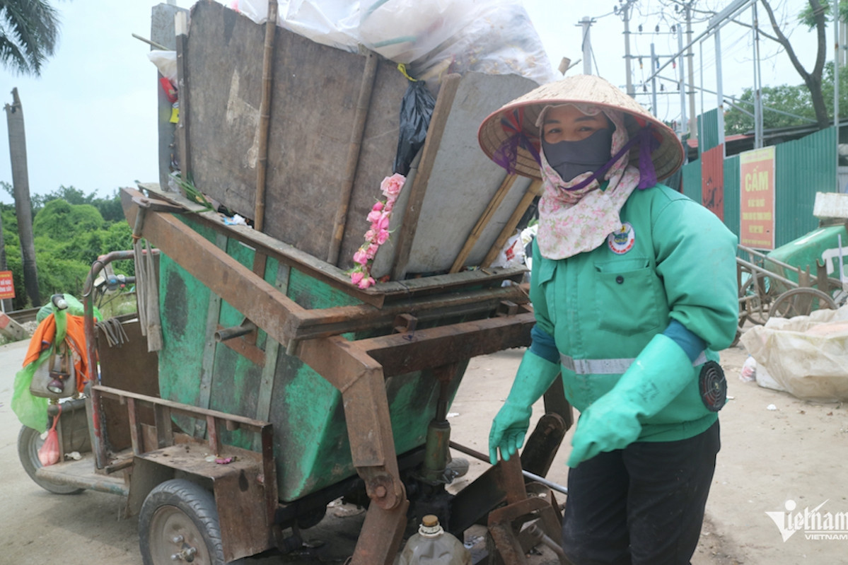 Hanoi considers waste-collection fee hike, seeks public opinion