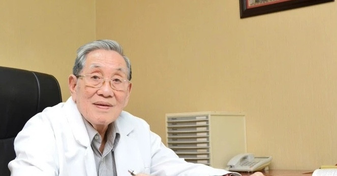 91-year-old professor honored with lifetime achievement award in Vietnam