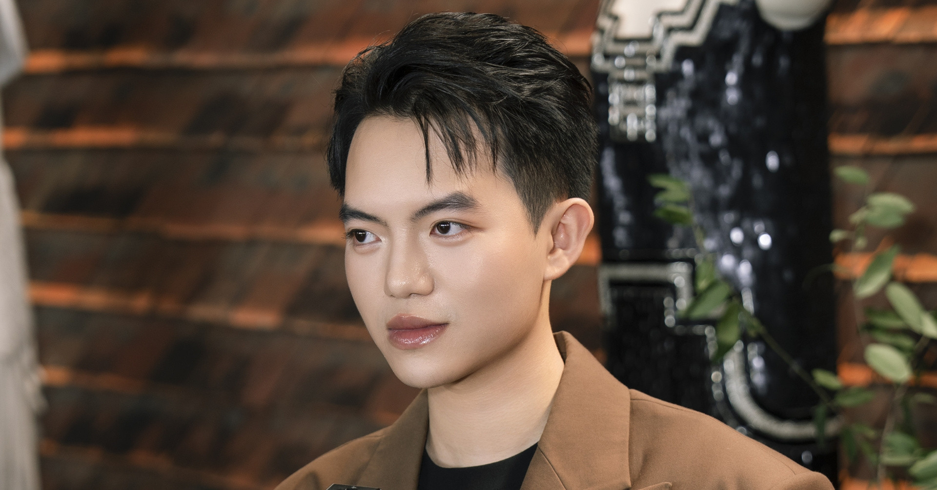 Vietnamese designer returns to Milan with lacquer-inspired fashion