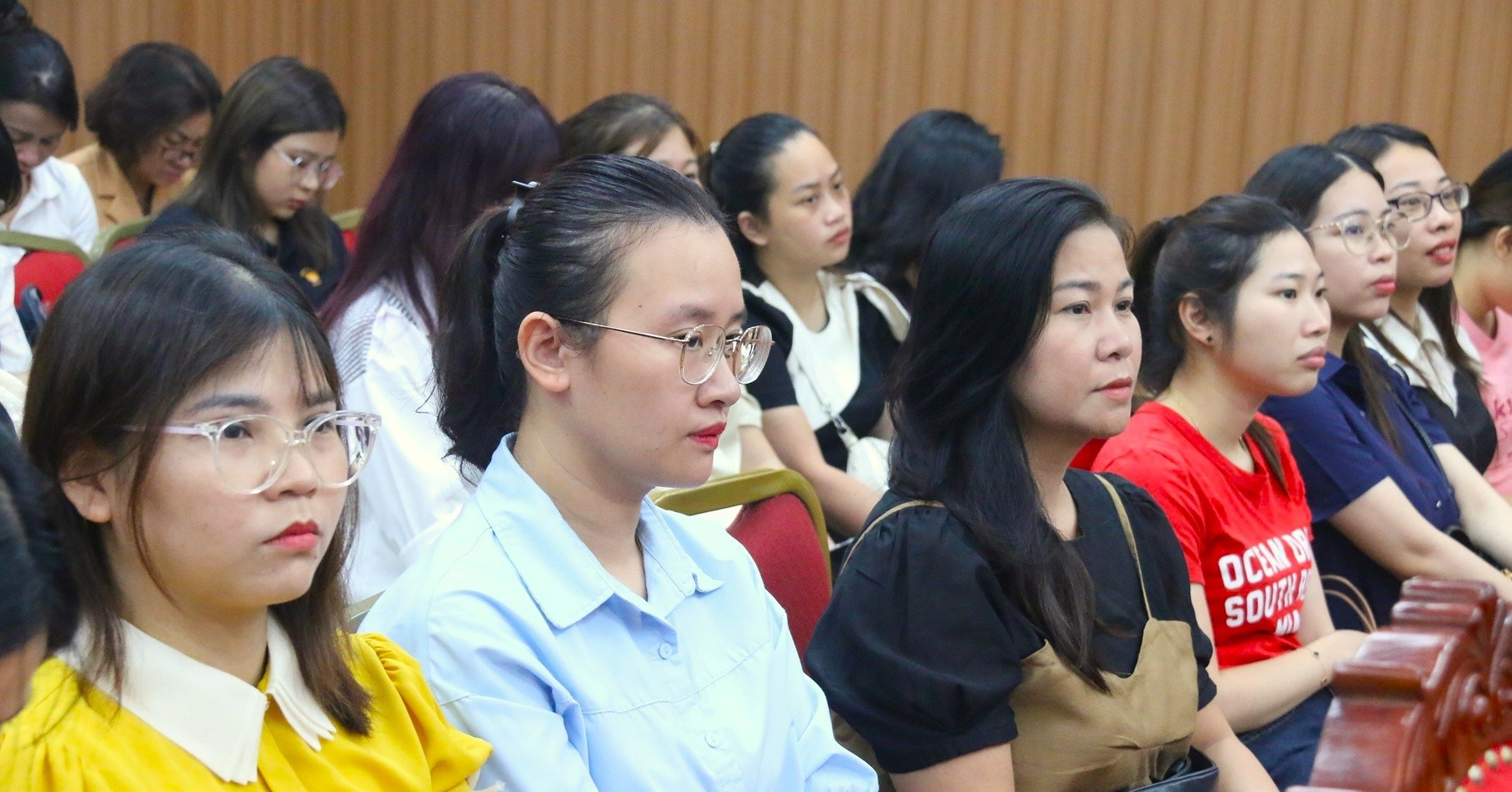 100 Hanoi teachers begin English training for bilingual Cambridge courses