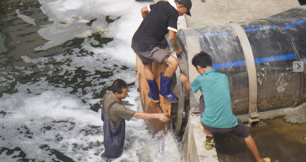 West Lake water officially flows to To Lich River to aid revival
