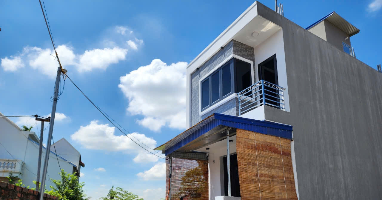 Family builds home on wrong land, refuses court order to vacate