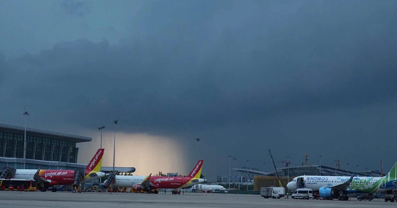 Thunderstorms force 30 flights to circle, 5 diverted from Noi Bai