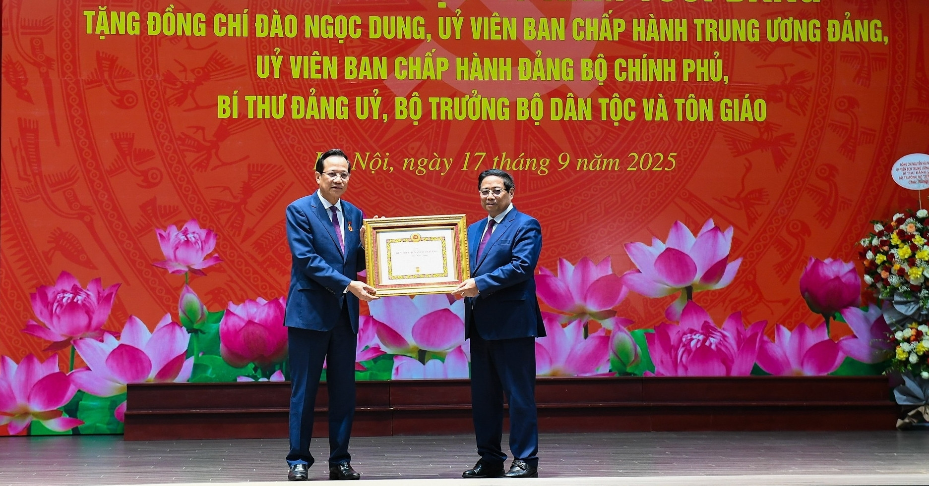 Minister Dao Ngoc Dung honored for four decades of Party service