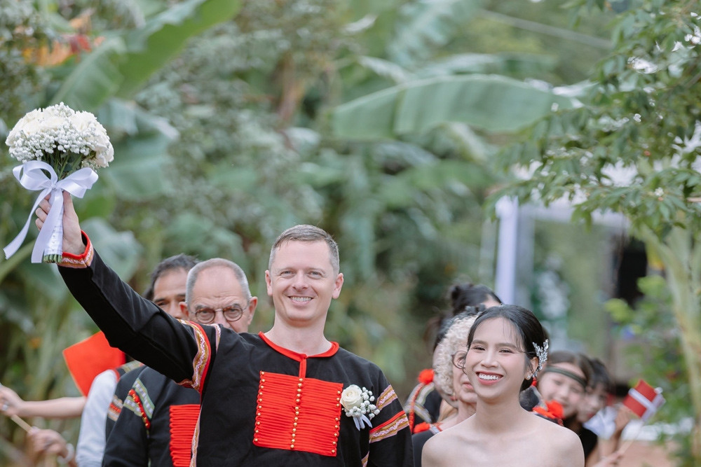 Ede bride and Danish groom’s wedding brings joy to entire village