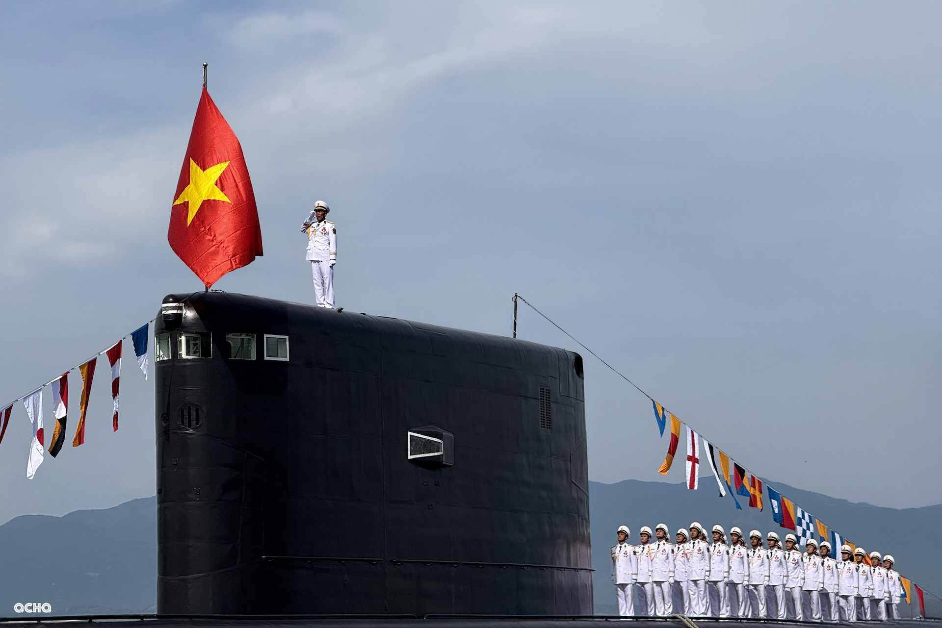 Chào cờ trên tàu ngầm kilo 636.jpeg