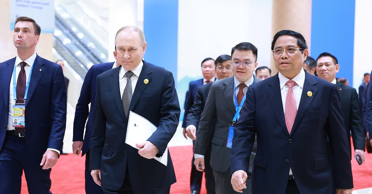 Prime Minister Pham Minh Chinh meets Russian President Vladimir Putin