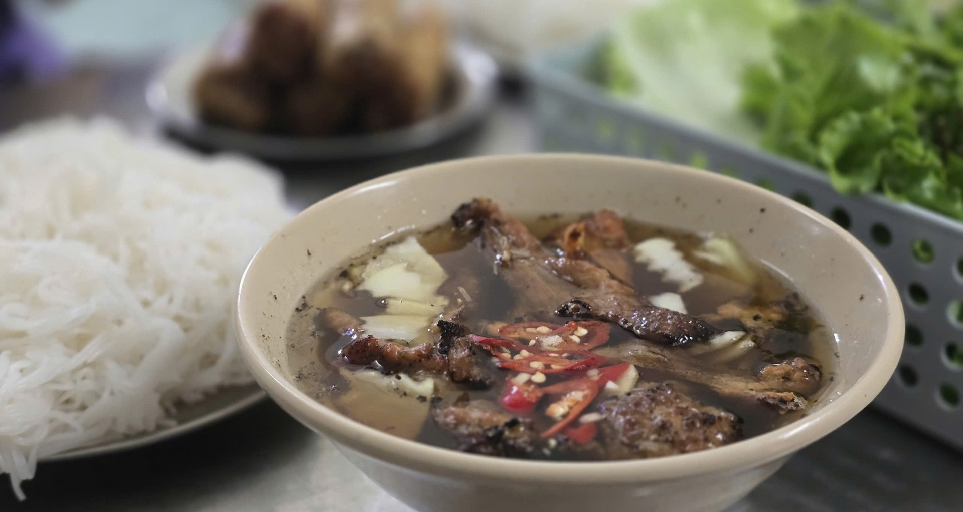 Hanoi bun cha stall sells 250 portions in 3 hours daily