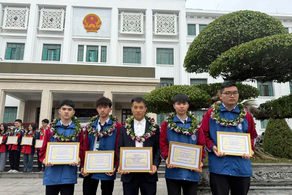 Student with broken arm wins spot at top university