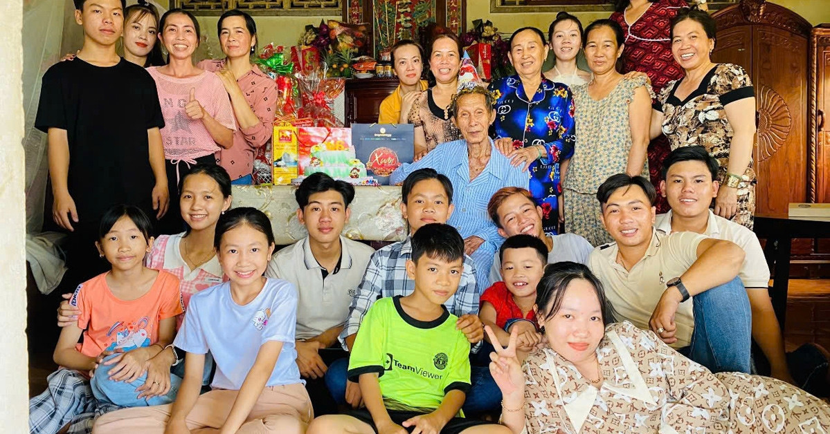 Elderly couple in Ca Mau melts hearts with nearly 70 years of love