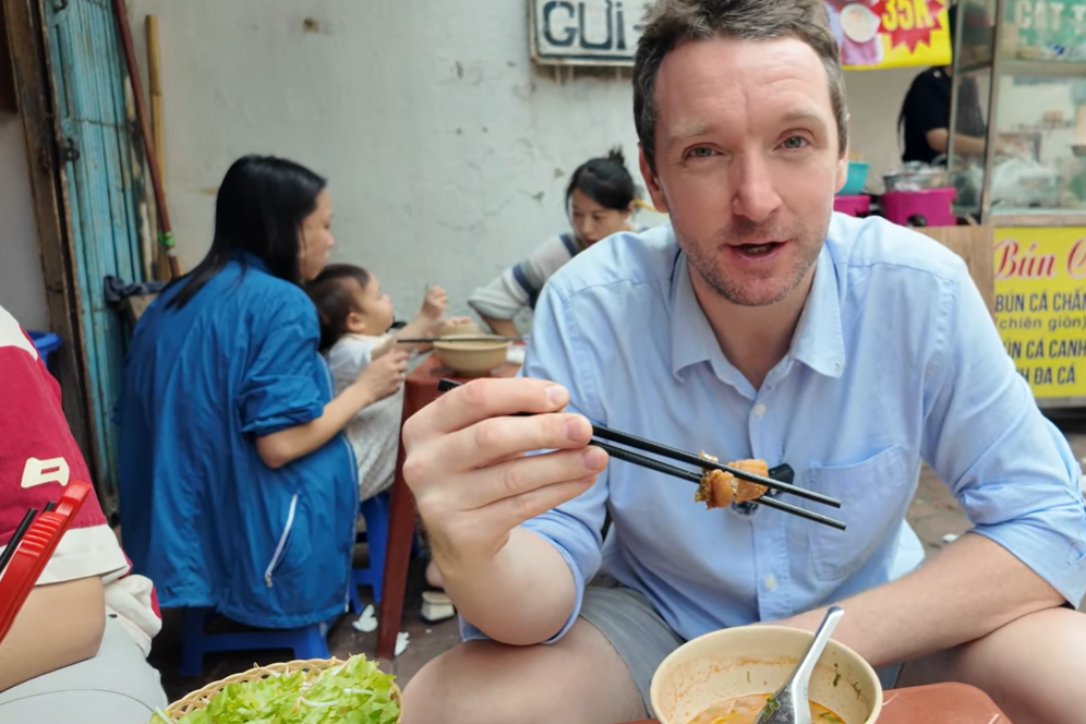 Foreign tourist loves Hanoi food, goes back for seconds