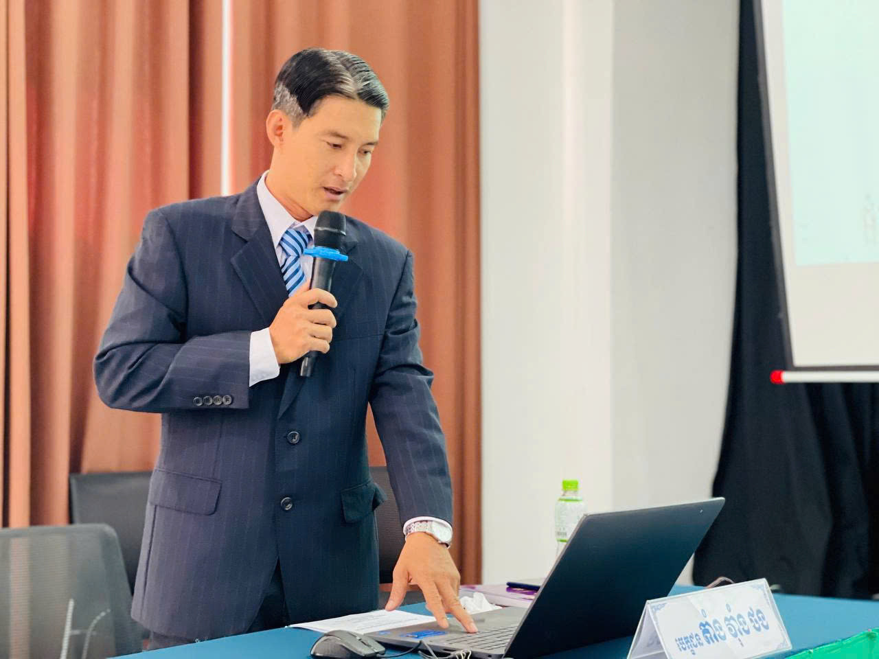 Tiến sĩ Thòn 98.jpg