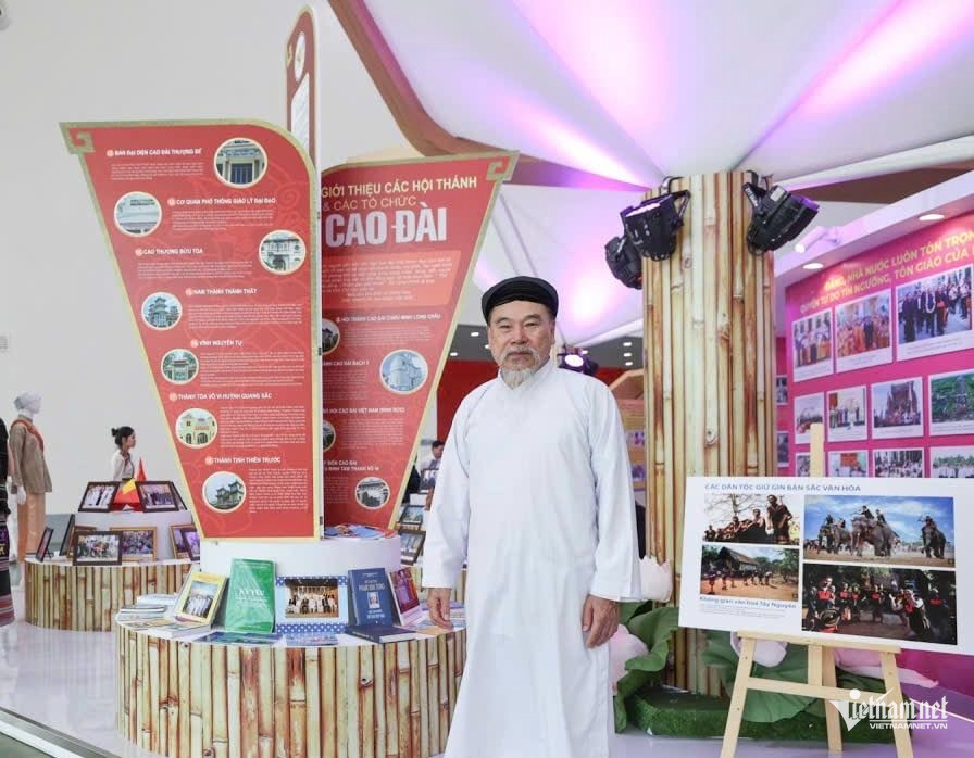 W-Ong Mai Dao Cao Dai.jpg