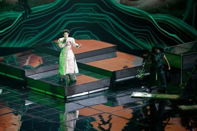 PM congratulates singer Duc Phuc on winning Intervision 2025