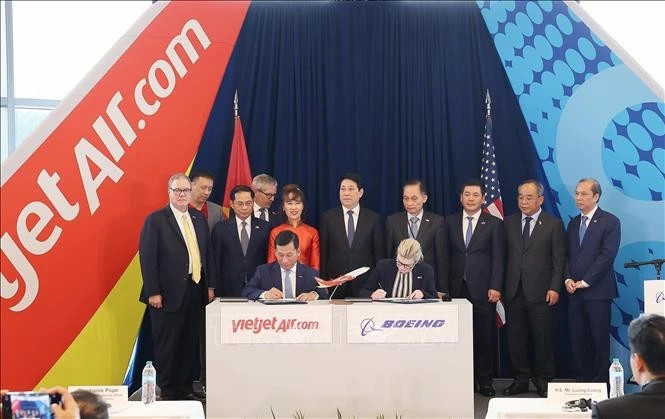 State President attends Boeing–Vietjet aircraft handover in Seattle