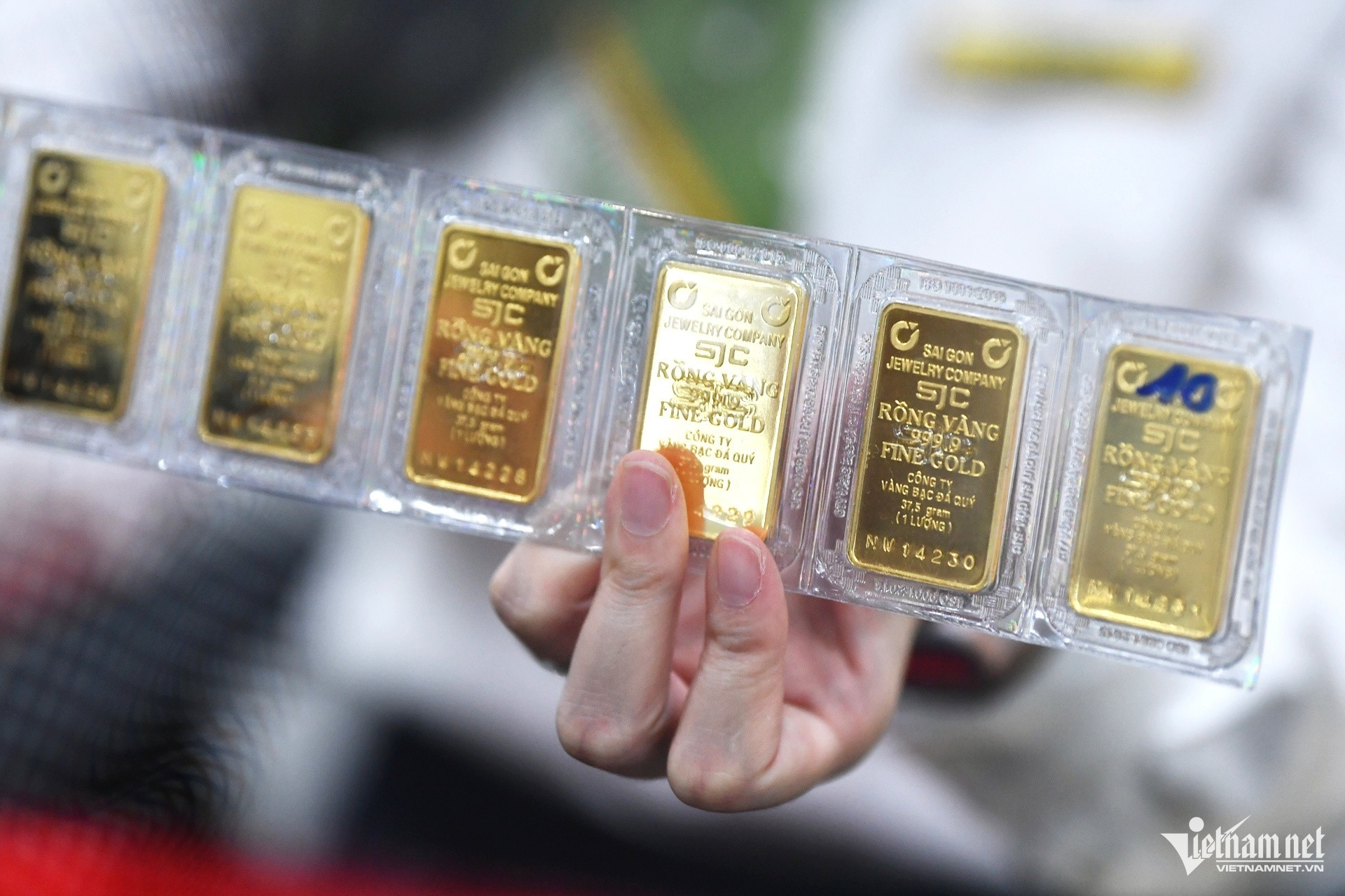 Vietnam ends gold monopoly, allows banks back into bullion market