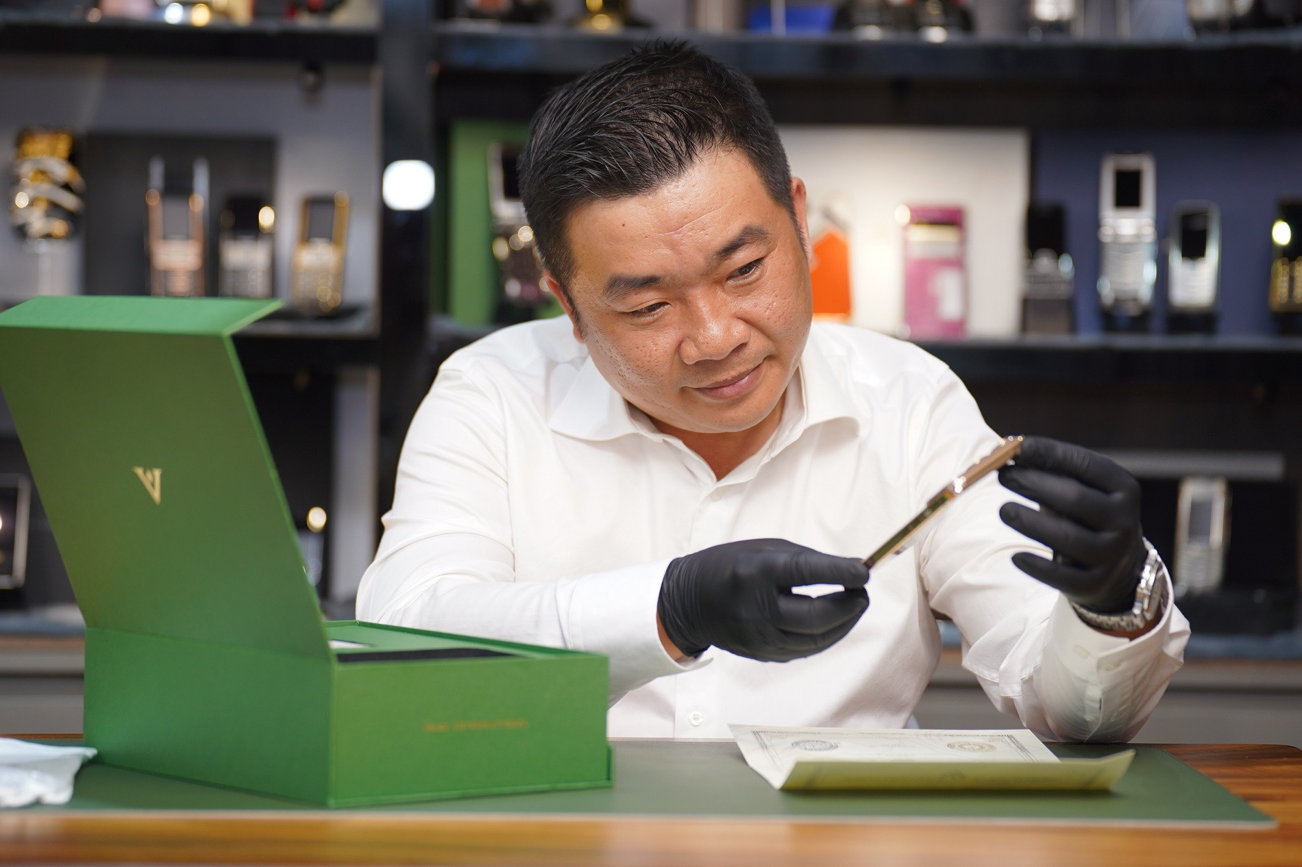 iphone 17 pro max monarch ma vang 10.jpg