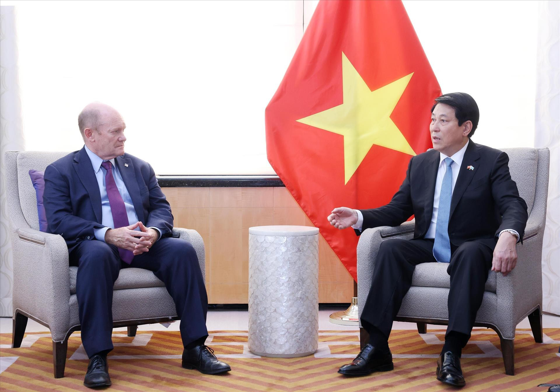 vna potal chu tich nuoc luong cuong tiep thuong nghi si hoa ky chris coons 829262124 6 46 40.jpg