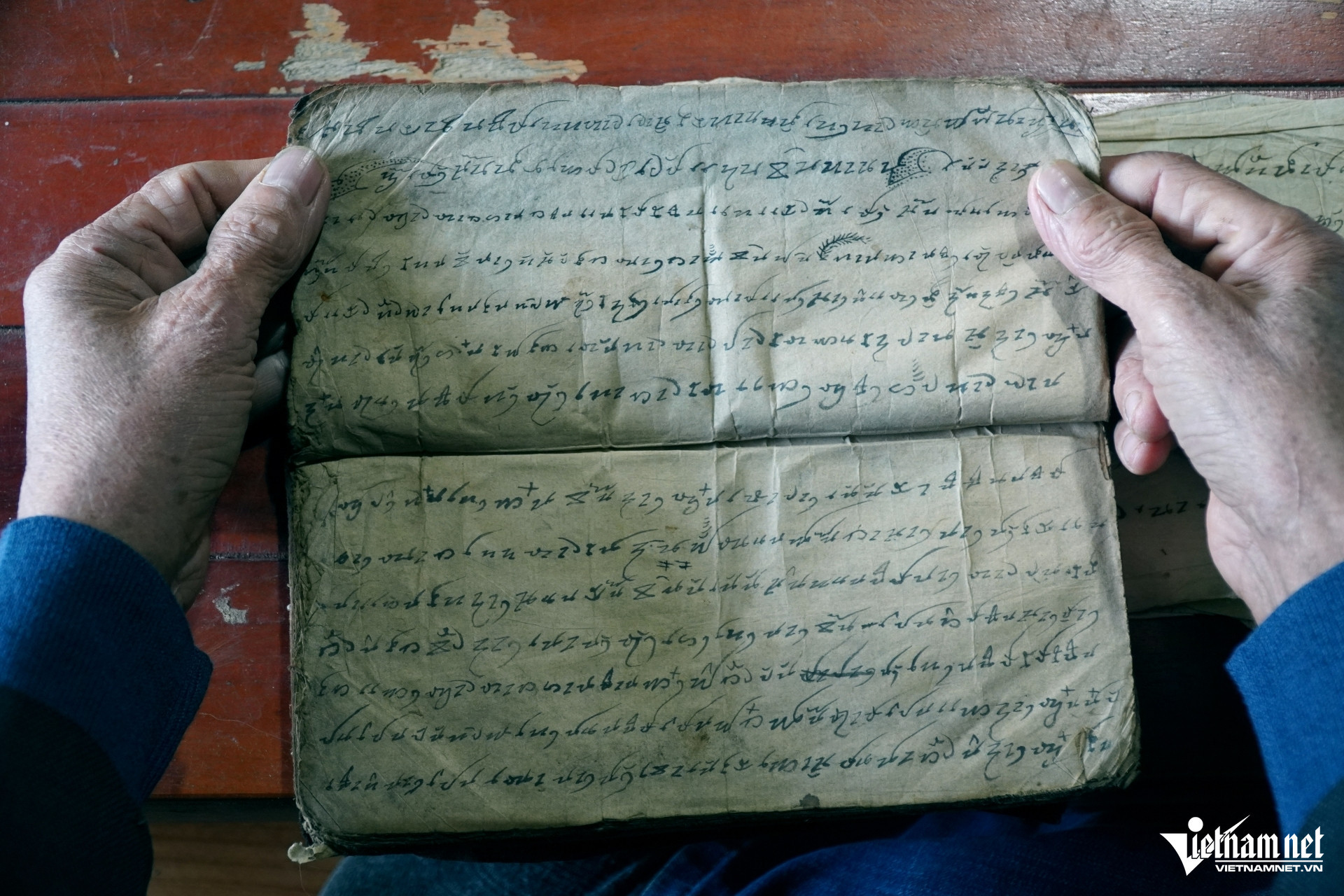 W-a2Người gìn giữ hồn chữ Thái.JPG.jpg