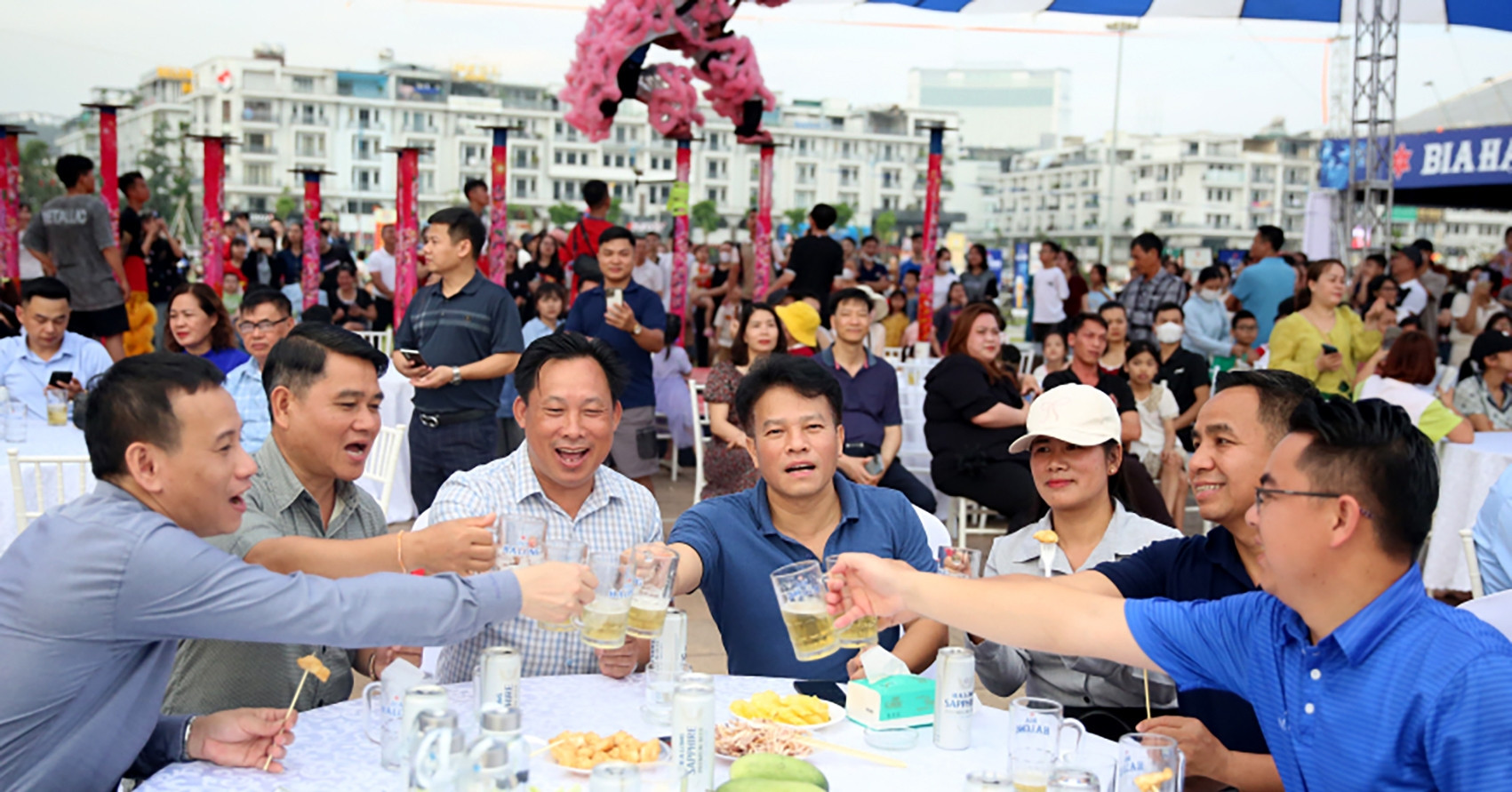 Tourists in Quang Ninh to enjoy free beer and squid cakes