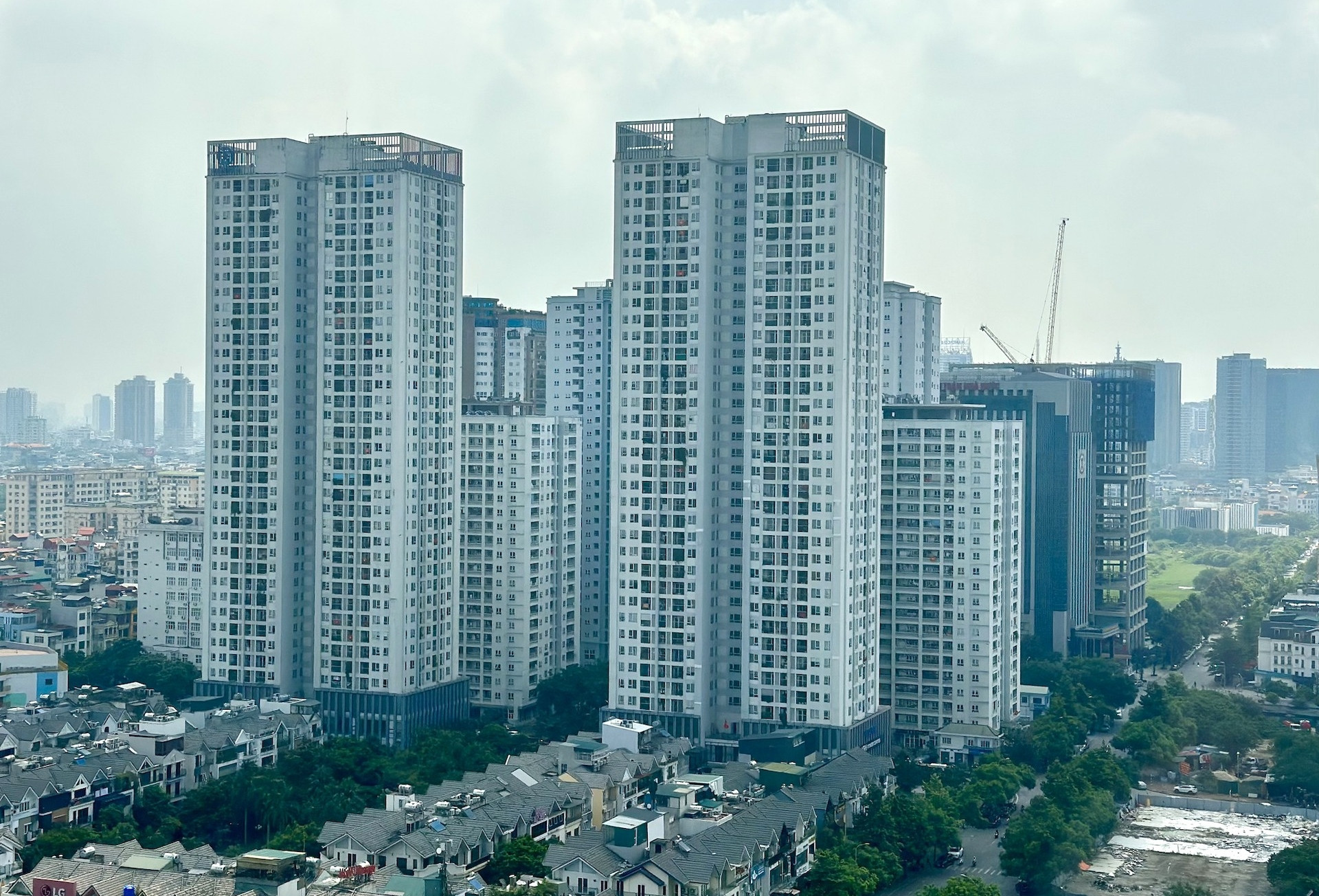 Lương ngân hàng 55 triệu/tháng vẫn khó theo kịp giá chung cư Hà Nội