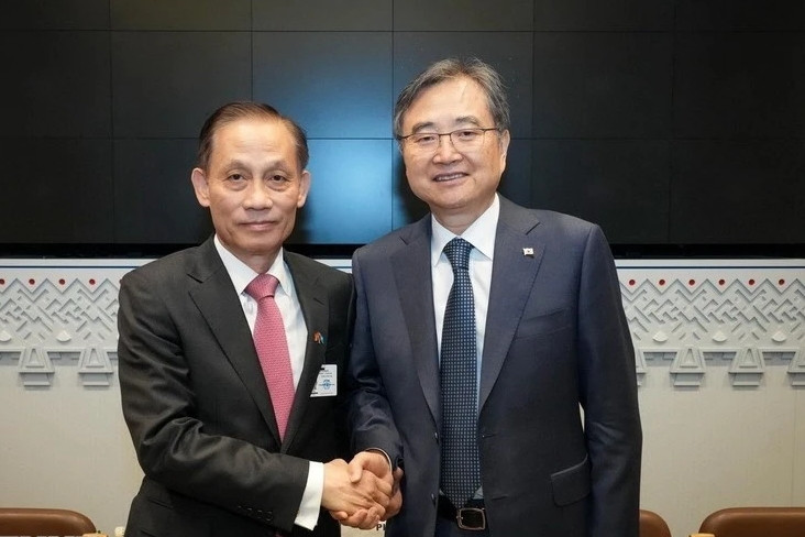 Vietnamese Acting Foreign Minister meets Korean, Ukrainian counterparts