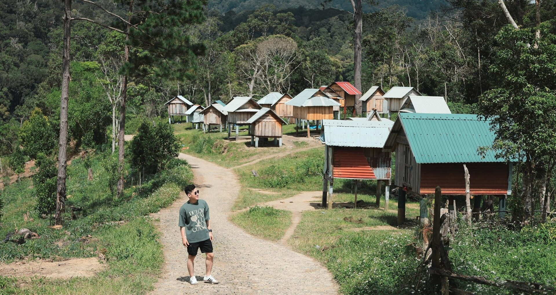 A peaceful village in Mang Den attracts visitors with rice granaries