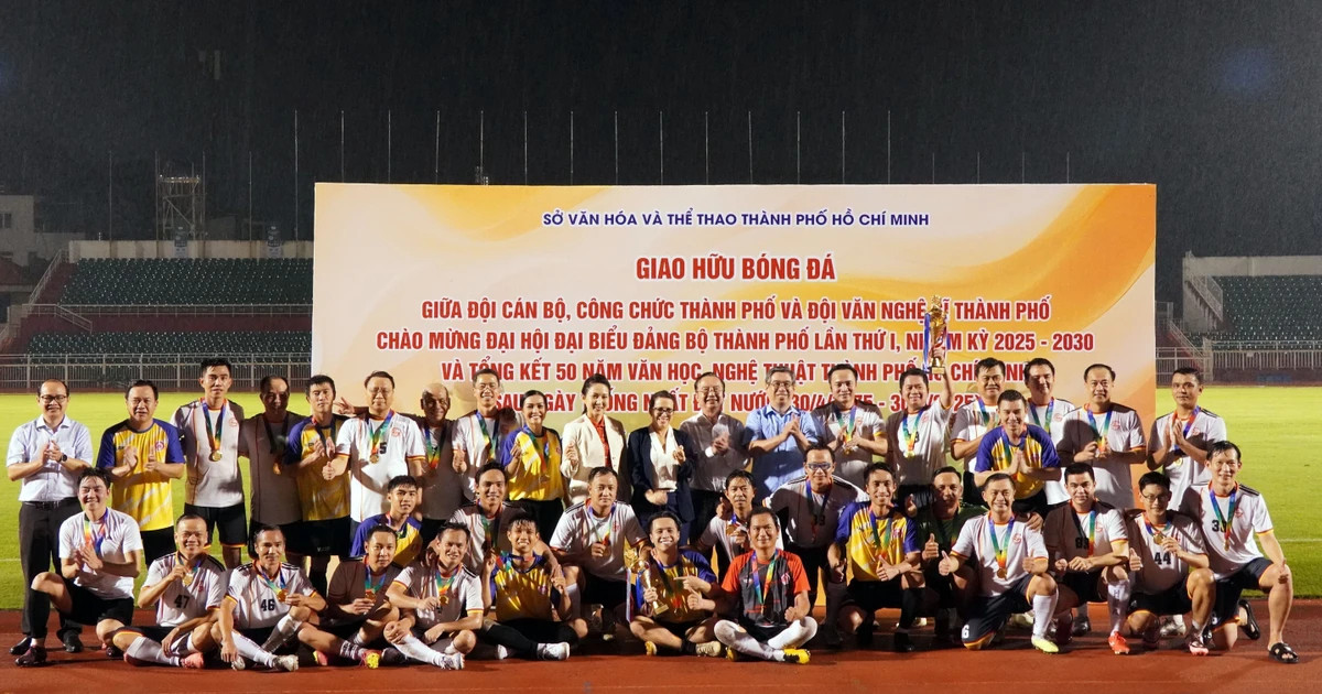 HCM City’s officials, artists play charity football match for Cuba