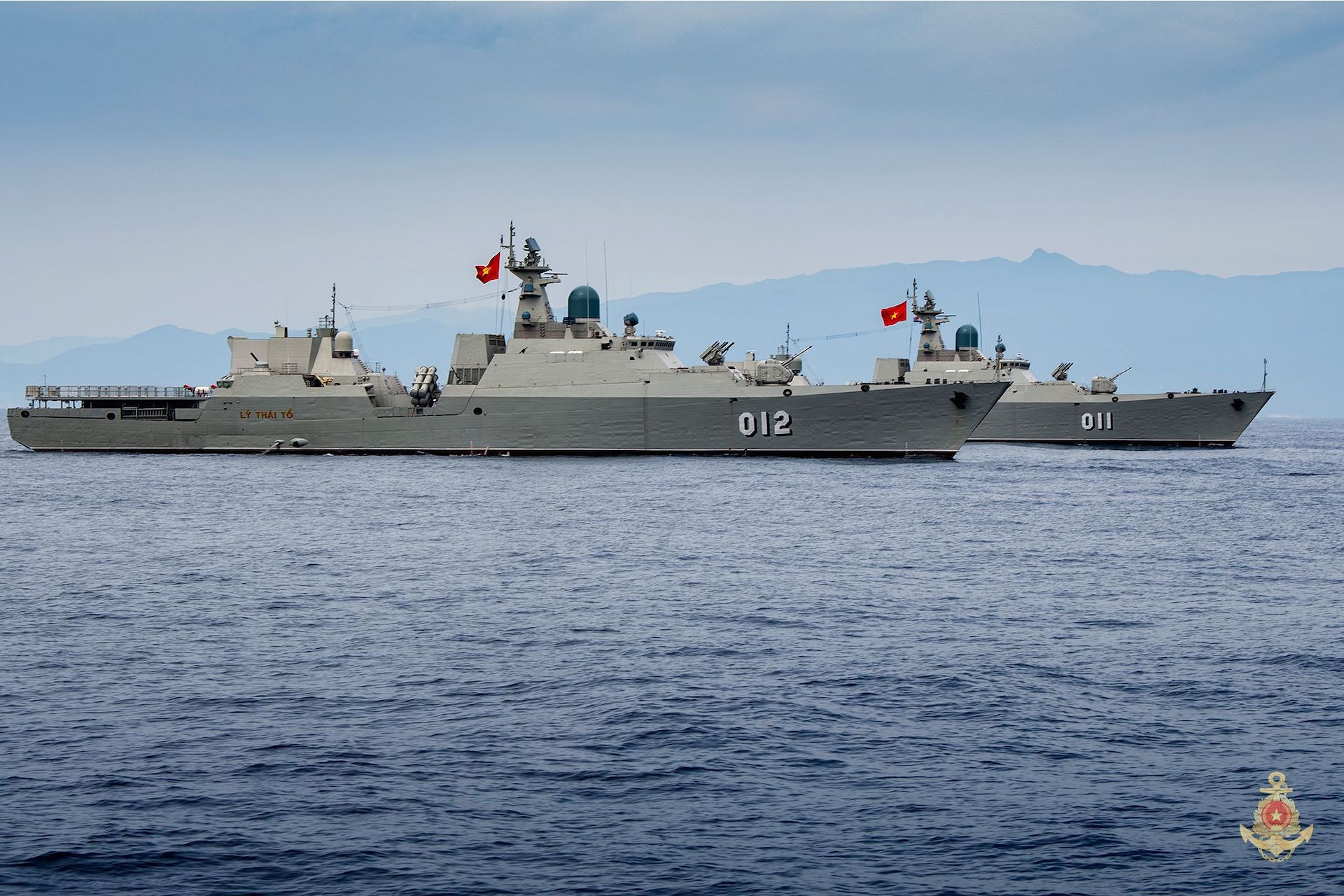 biên đội tàu hộ vệ tên lửa 3.9 tham gia diễu binh trên biển.jpg