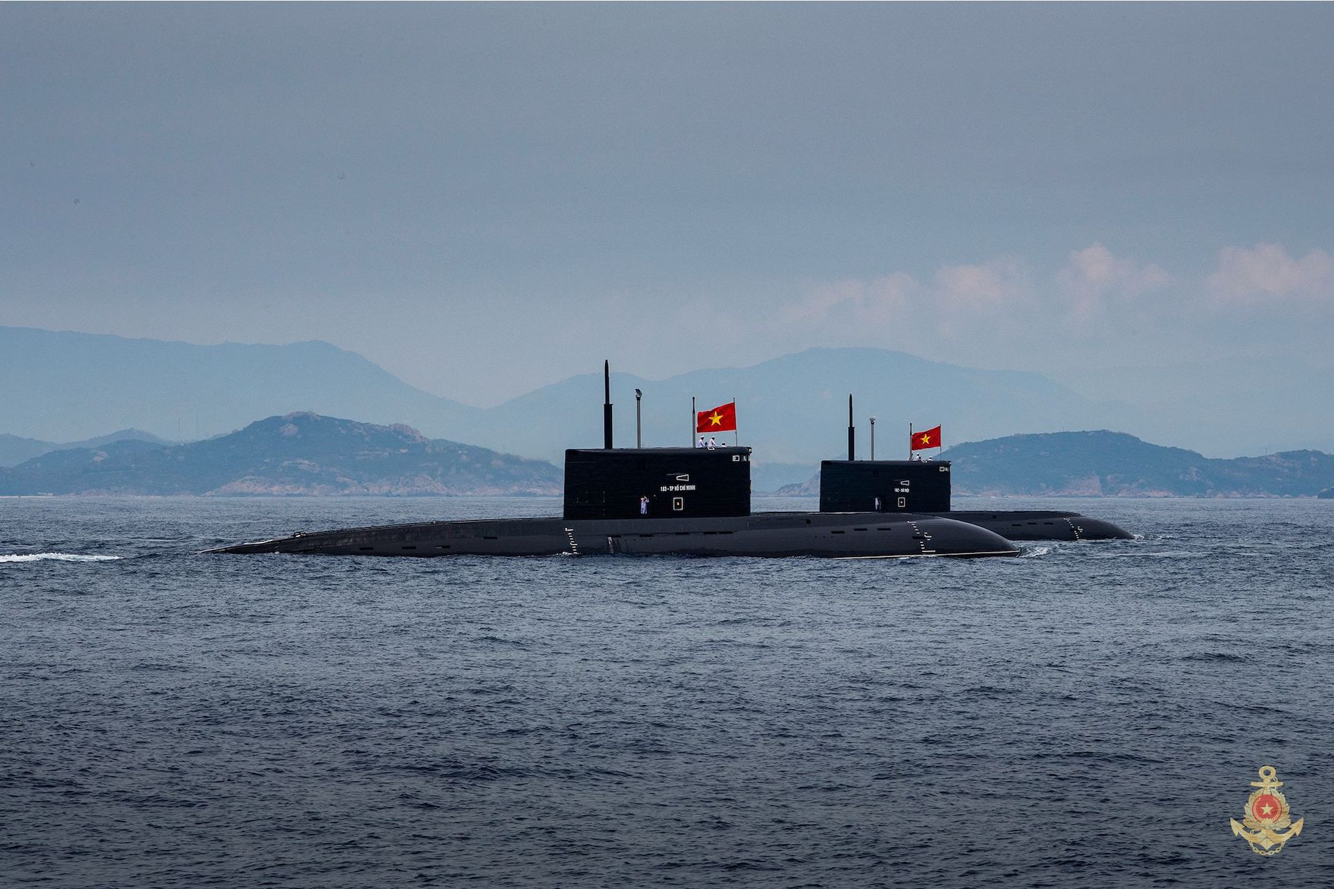 Biên đội tàu ngầm Kilo 636 tham gia diễu binh trên biển.jpeg