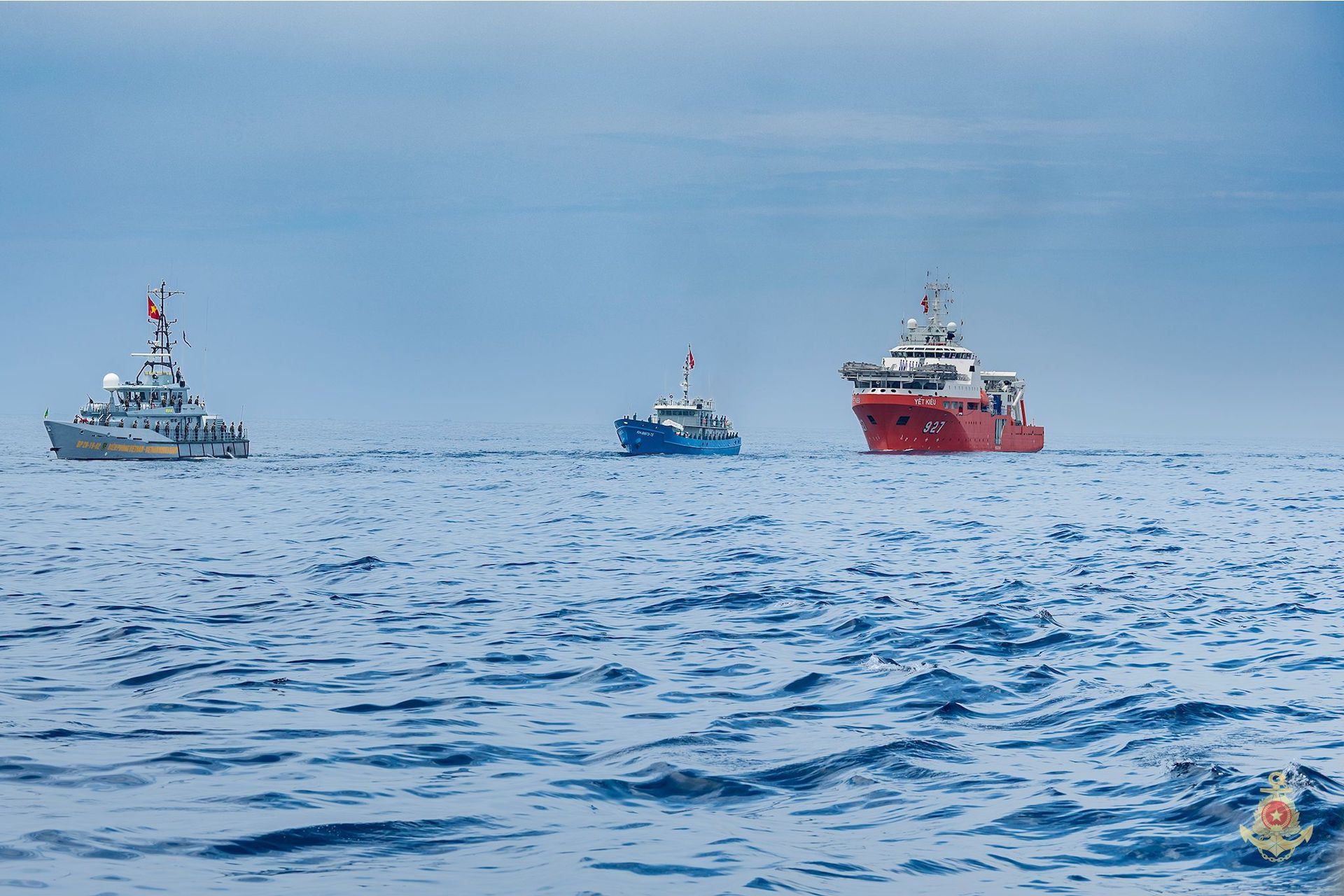 Tàu cứu hộ đa năng và các tàu phục vụ tham gia diễu binh trên biển.jpeg