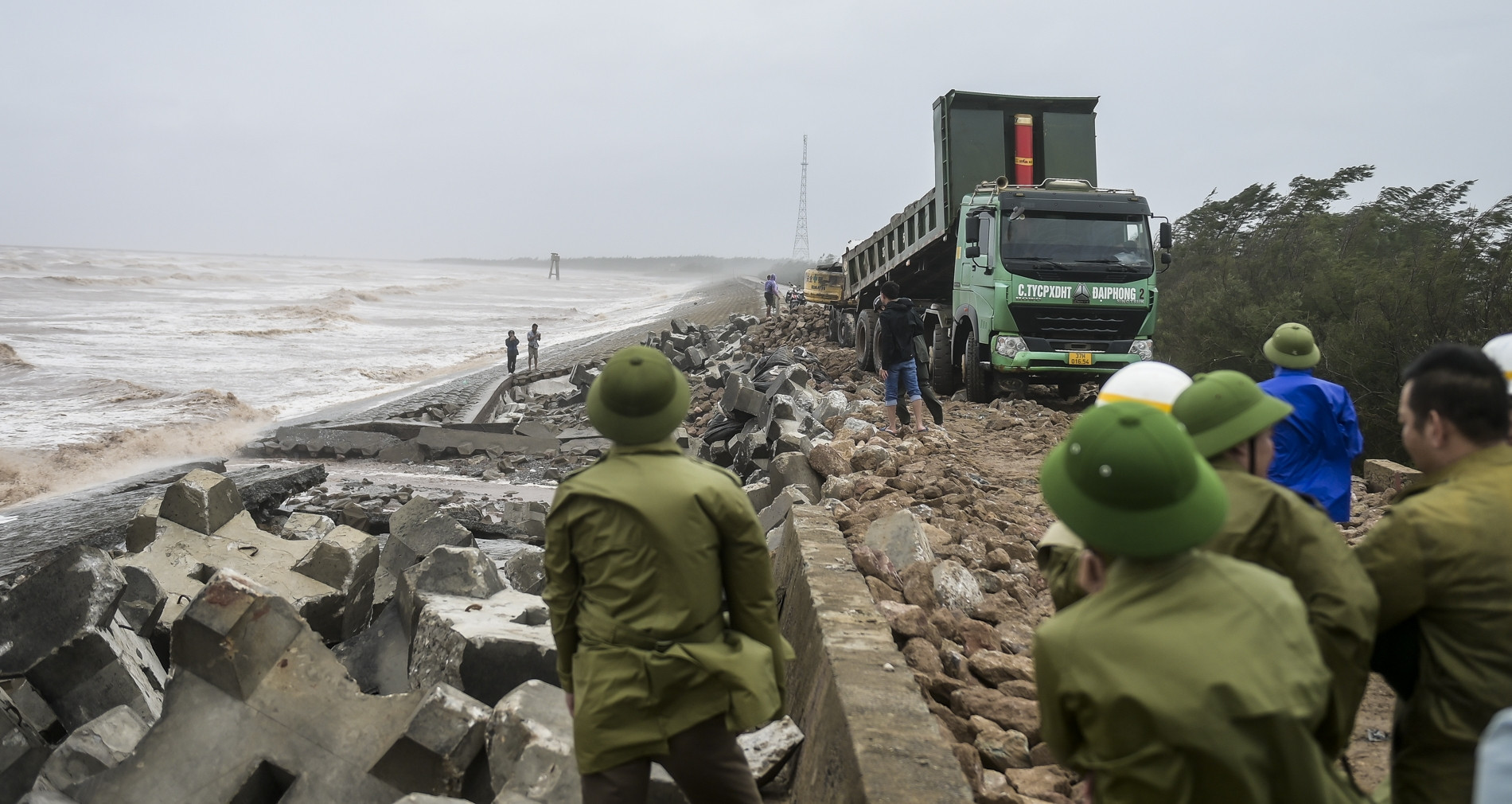 1,200 responders fight to save Ninh Binh’s sea dyke from collapse