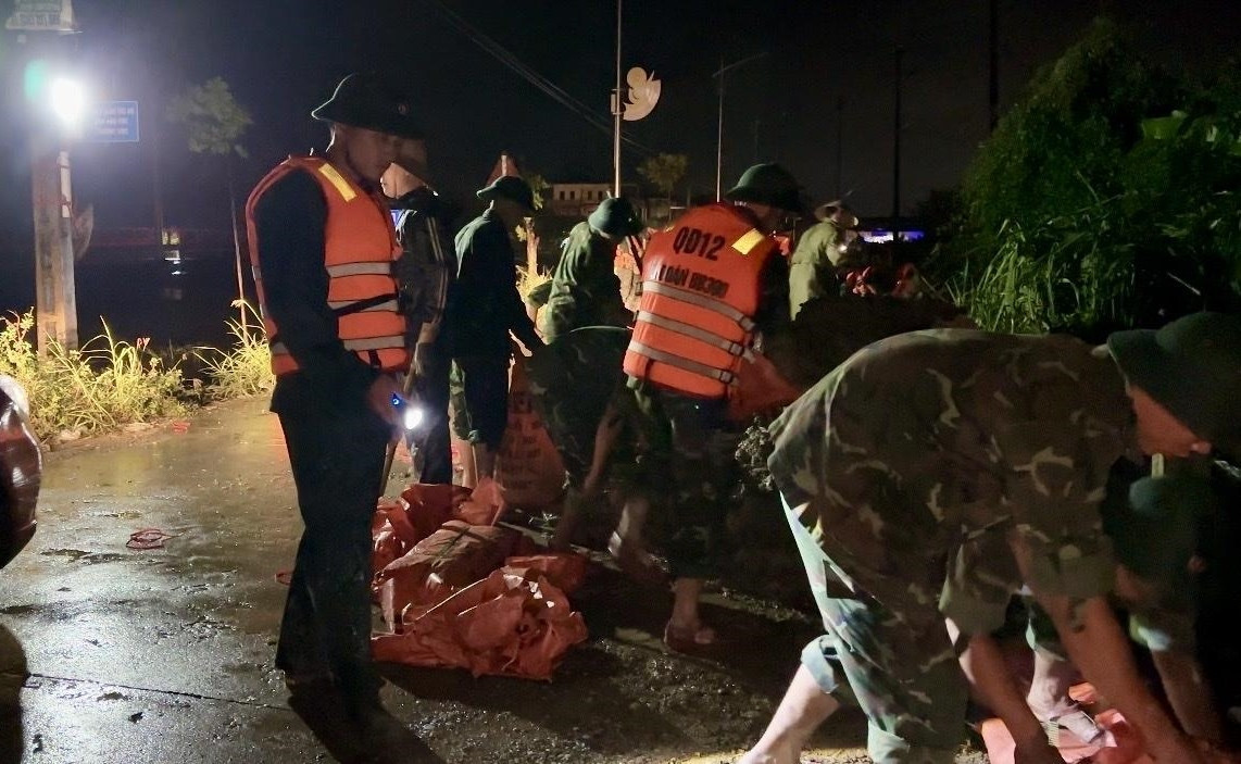 a2Hàng trăm người xuyên đêm khắc phục sự cố tràn .jpg