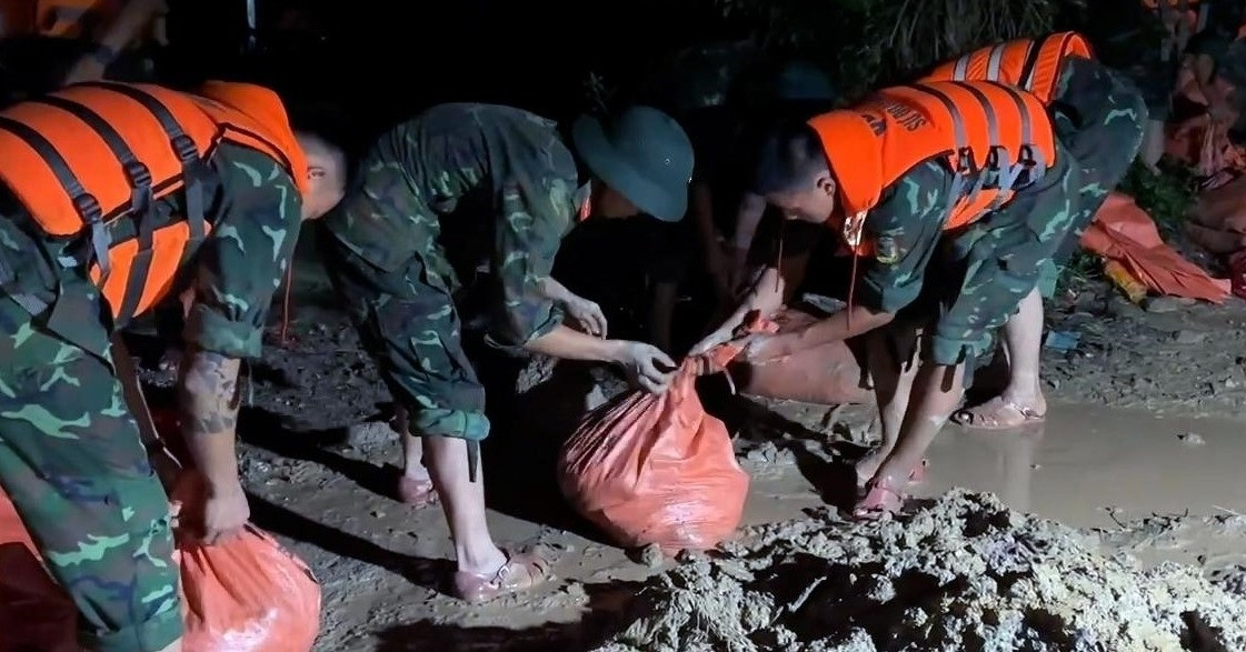 Breached dike forces 200 soldiers to work overnight in storm-hit Thanh Hoa