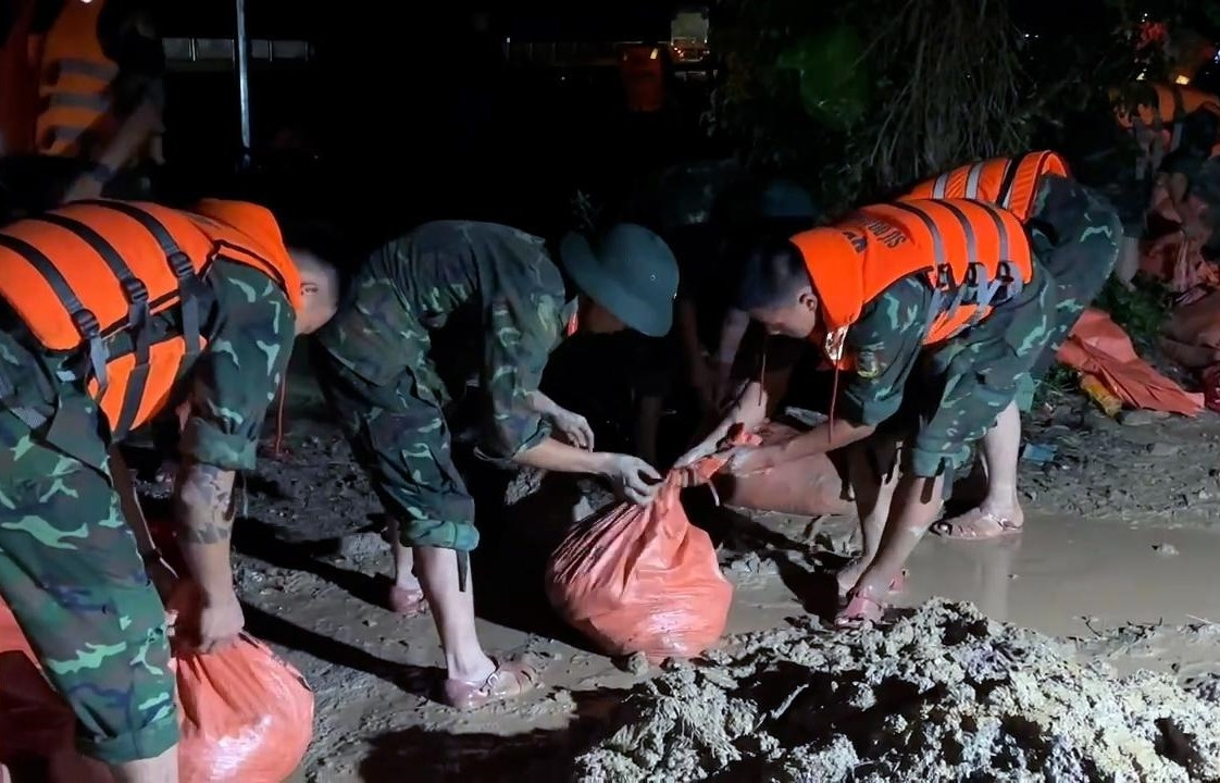 a1Hàng trăm người xuyên đêm khắc phục sự cố tràn .jpg