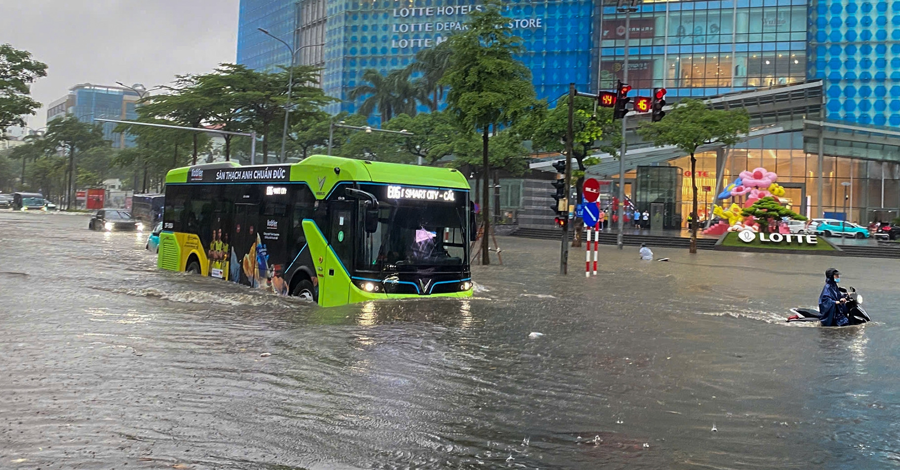 Heavy rain paralyzes Hanoi, flooding streets and halting traffic