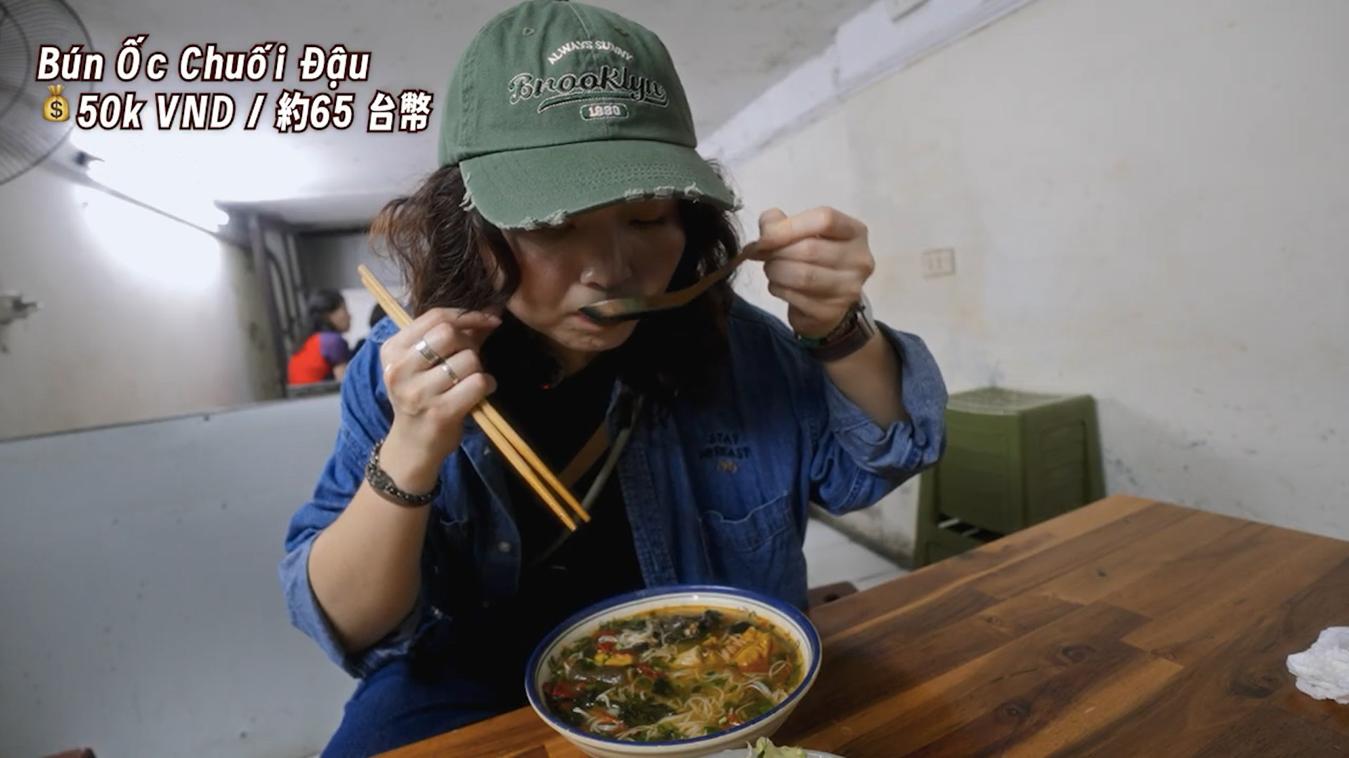 khách trung len lỏi ngõ tìm bún riêu bún ốc hà nội