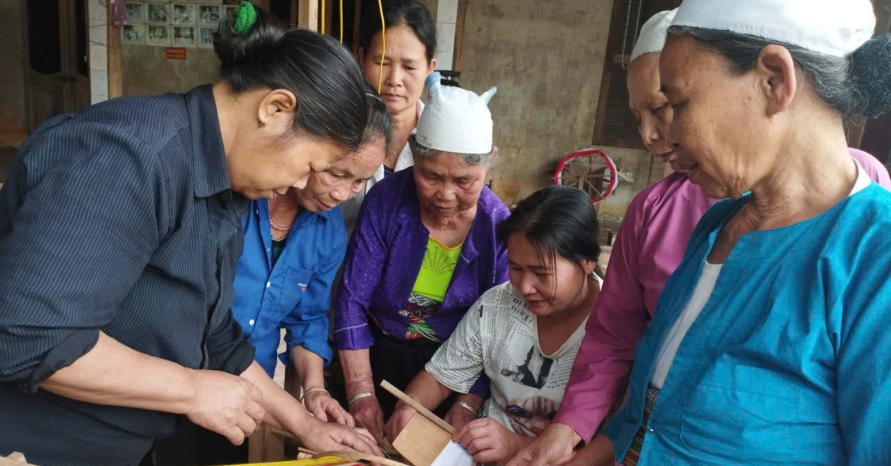 Muong brocade weaving clings to life through aging artisans