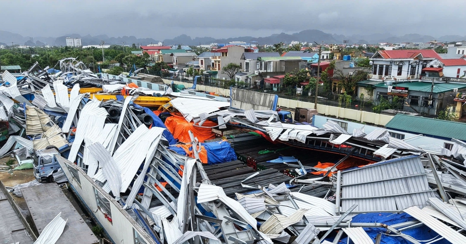 Typhoon Bualoi flattens 4,500m² steel warehouse in Ninh Binh