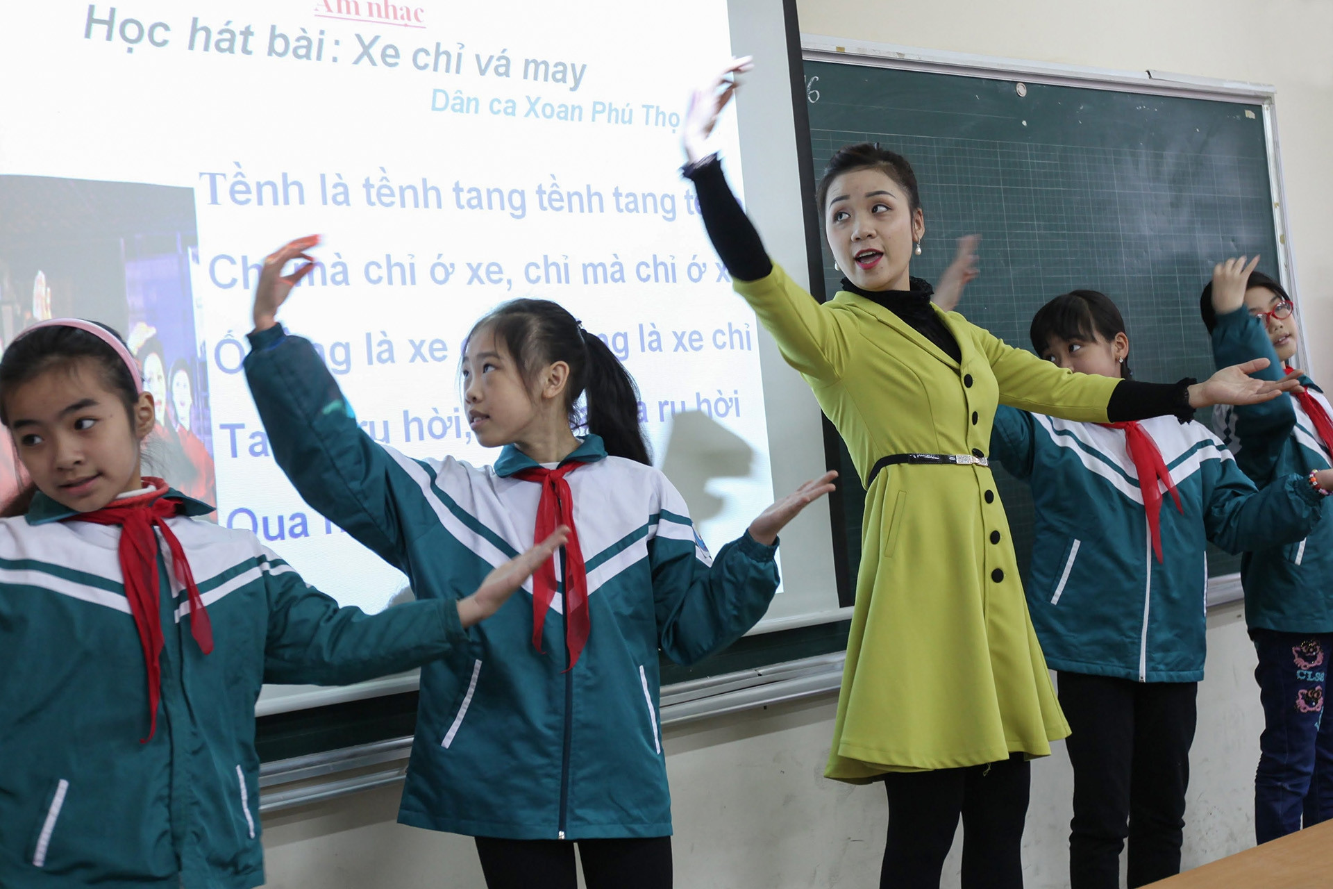 Artists urged to join school faculty to help with art teacher shortage