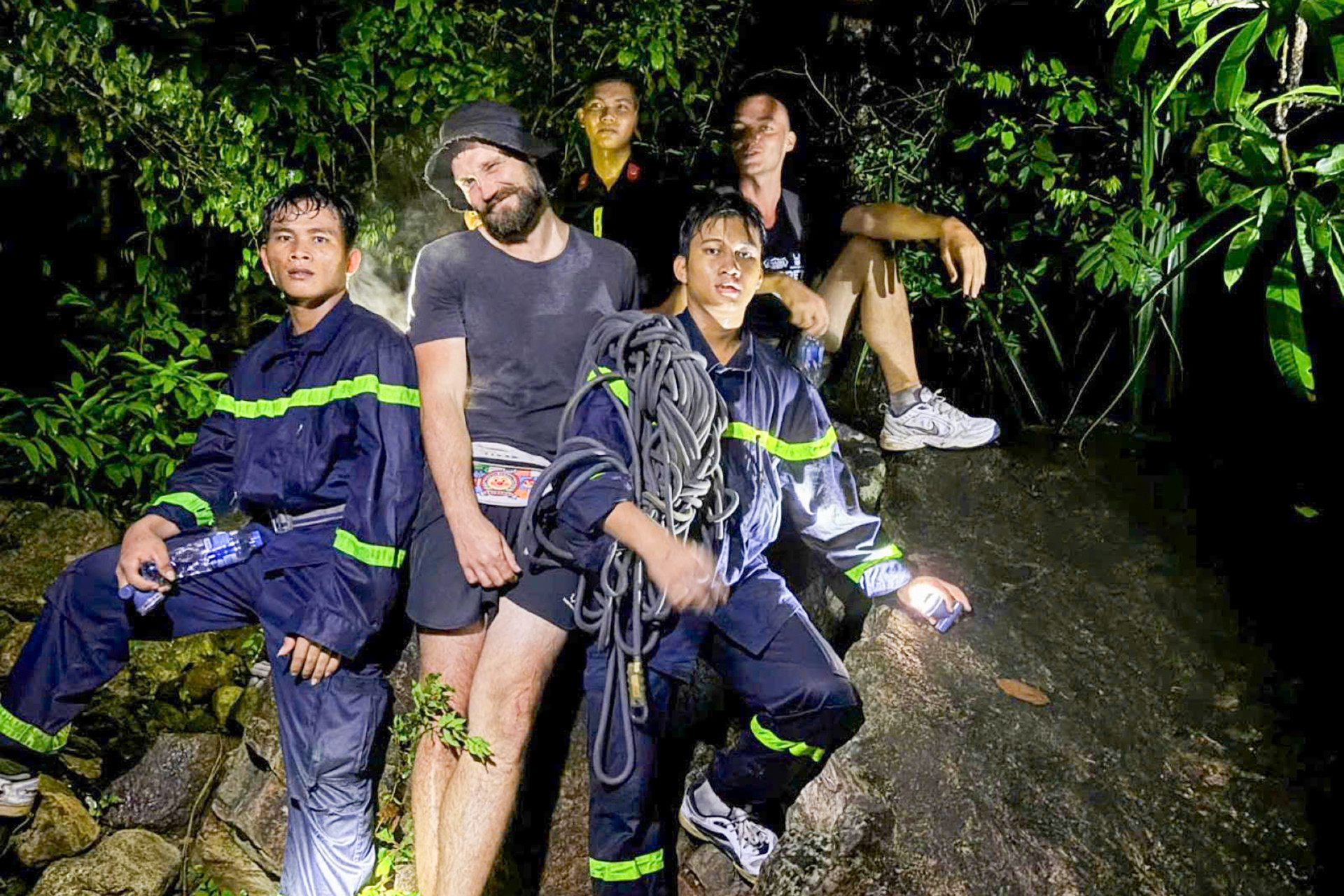 Rescue teams save Russian tourists lost on Co Tien peak in Nha Trang