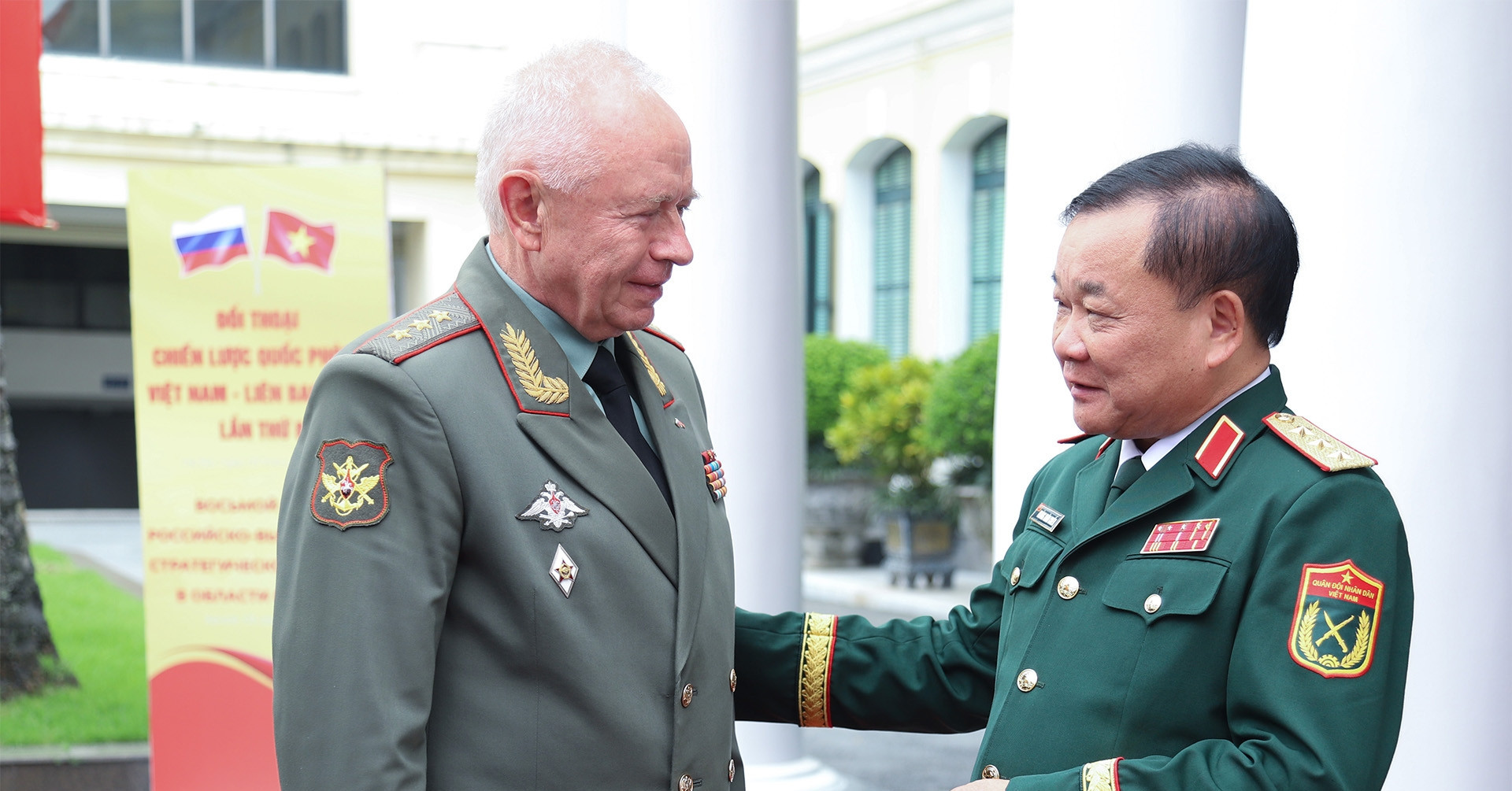 Vietnam awards Friendship Order to Russian deputy defense minister