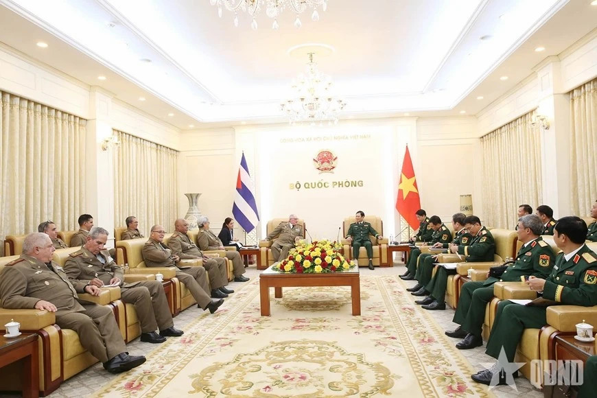 Vietnamese officer meets with Cuban Minister of Revolutionary Armed Forces