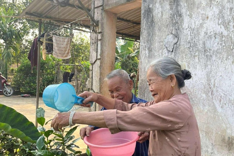 Elderly couple cook meals on wood stove, impressing millions on TikTok
