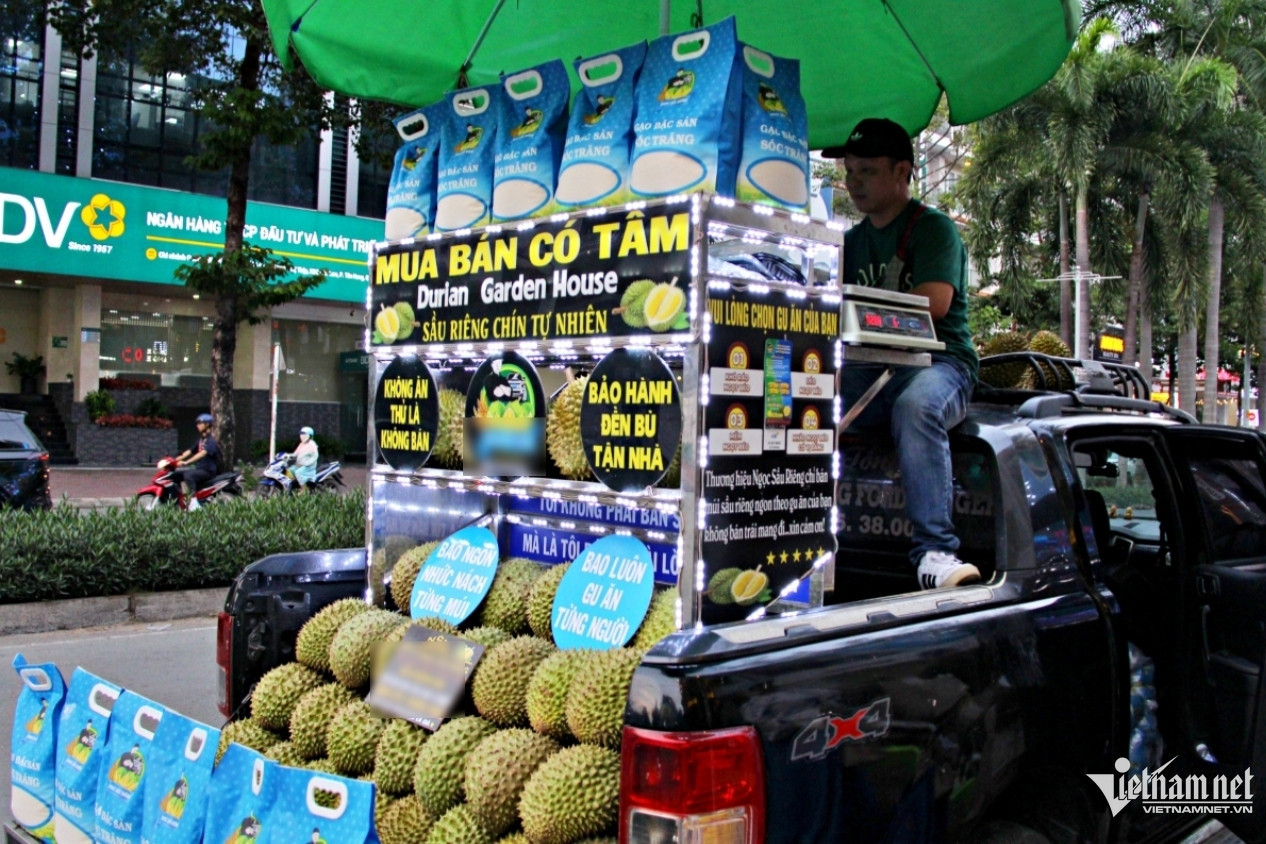 Man sells durians from truck in HCMC late at night with quirky rules