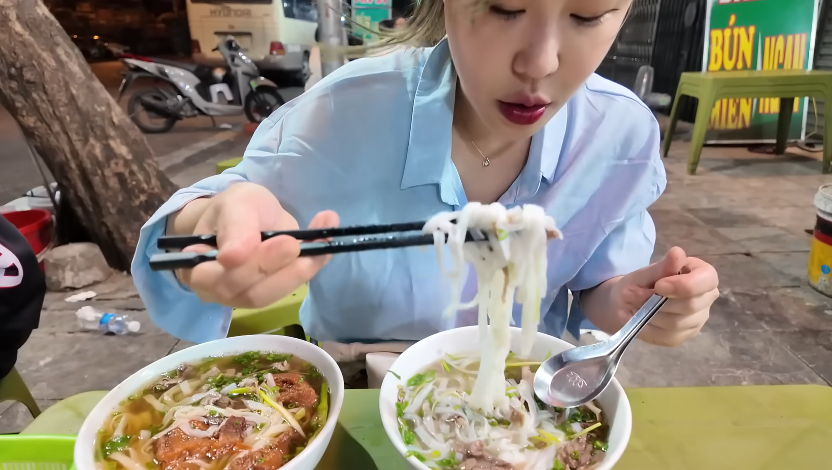 thumb khach Han an pho o HN.png