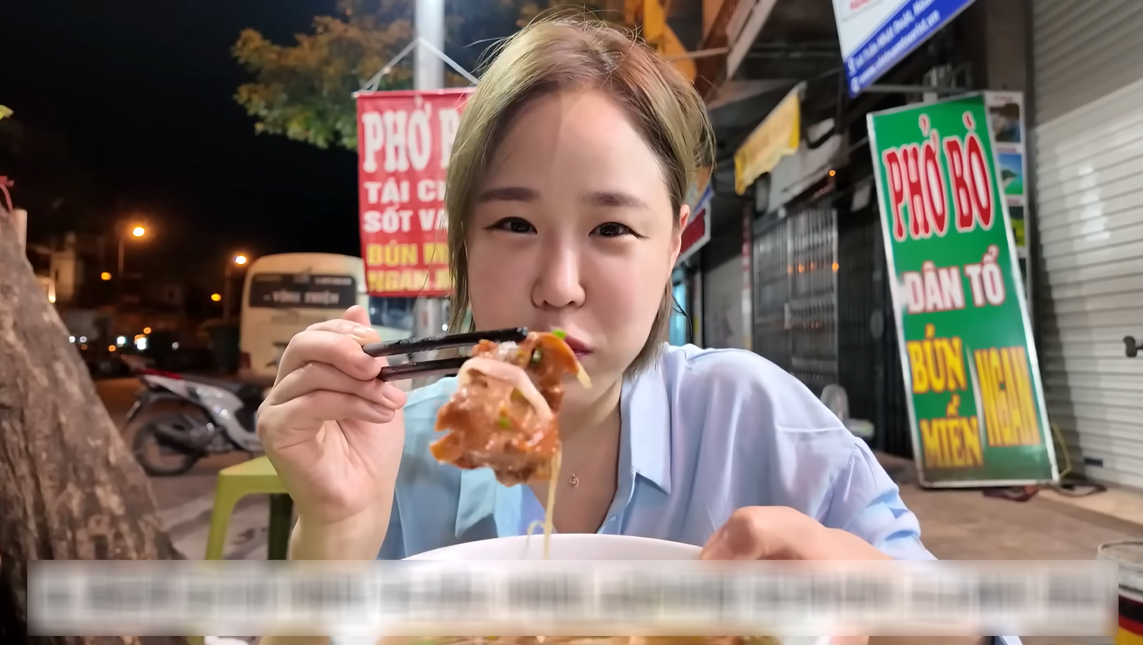 khach Han an pho via he o Ha Noi.png