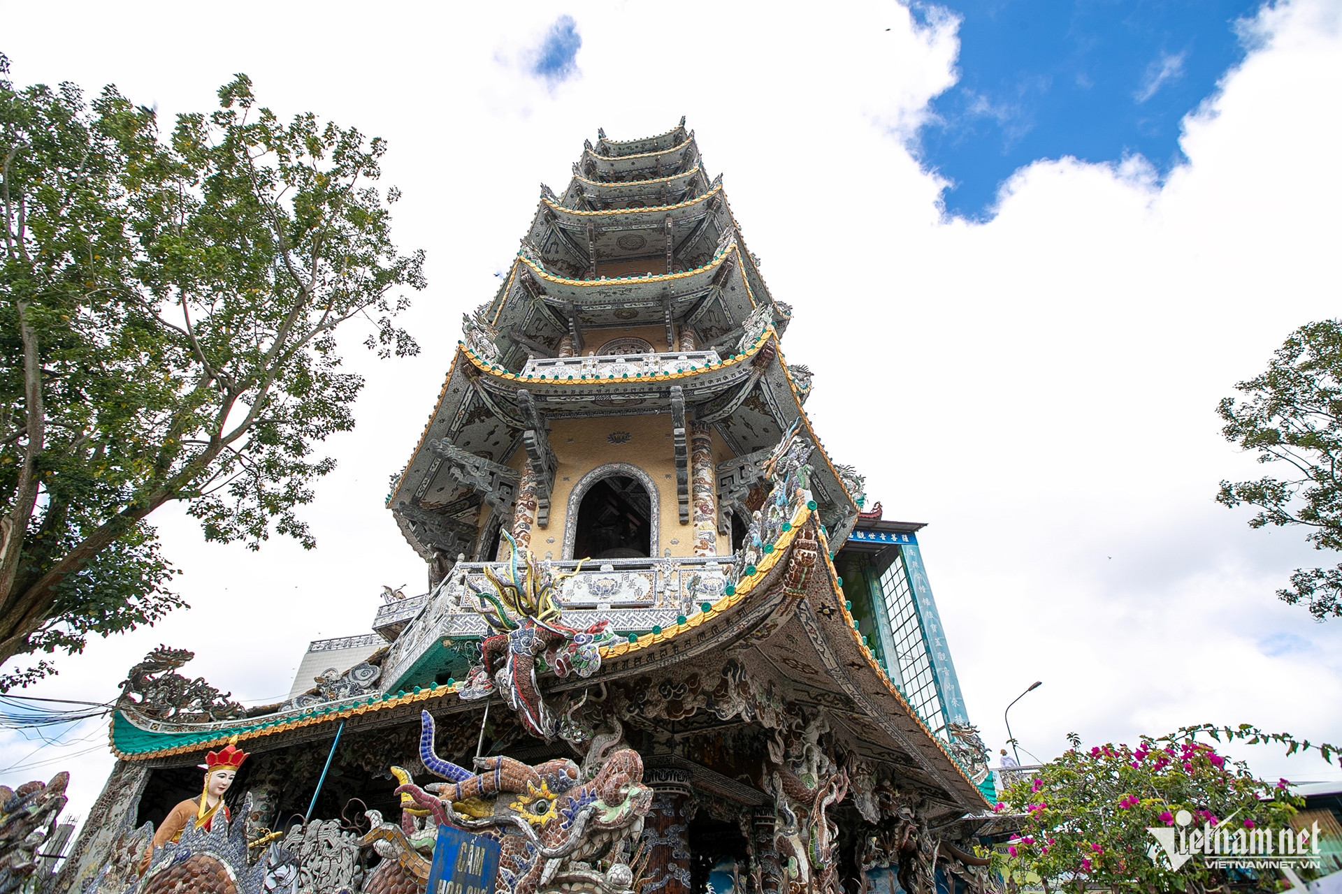 vietnam pagoda2.jpg
