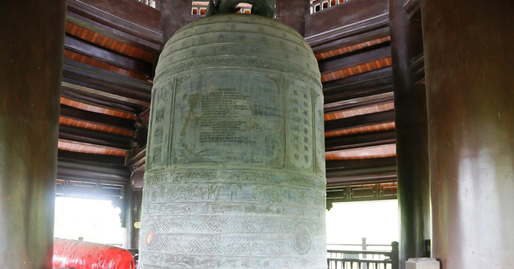 Vietnam’s largest bronze bell rings out from sacred Bai Dinh Pagoda
